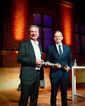 Neujahrsempfang beim ZDK:  Bundesverkehrsminister Dr. Volker Wissing bekommt von Verbandspräsident Arne Joswig (links) einen Drehmomentschlüssel.