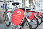 Nextbike-Fahrräder mit Avis-Logo.