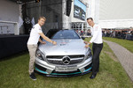 Nico Rosberg und Michael Schumacher beim Werkbesuch.