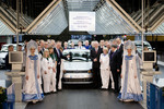 Niedersachsens Ministerpräsident Stephan Weil und der Volkswagen Vorstandsvorsitzende Professor Dr. Martin Winterkorn feiern gemeinsam mit Mitarbeitern den Bandablauf des 700.000. Fahrzeugs (silberner Volkswagen Polo) aus dem Volkswagen Werk in Kaluga.