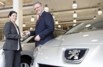 Norbert Kuhnlein (Direktor Vertrieb und Marketing Peugeot Bank) übergab die ersten Fahrzeuge an Michaela Pompe (Leitung ADAC-Club-Mobil).