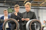 NRW-Wirtschaftsministerin Mona Neubaur (3. v. l.) schaut ich mit PEM-Leiter Professor Achim Kampker (Mitte) von der RWTH die Hairpin-Herstellung im Rahmen des neuen Forschungsprojekts „HaPiPro2“ im bei Ford angesiedelten Forschungszentrum an.