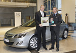 Opel-Marketing- und Vertriebsvorstand Alain Visser (rechts) erhält von Dekra-Vorstandsmitglied Clemens Klinke den Preis für den Astra und den zweitplatzierten Insignia im Gebrauchtwagenreport 2012.