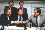 Opel und das Automobilwerk Eisenach werden sich einig (v.l.): Opel-Chef Louis R. Hughes, Detlev Rohwedder (Vorsitzender der Treuhandanstalt) und AWE-Geschäftsführer Wolfram Liedtke (1990). 