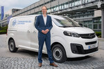 Opel Vivaro-e Hydrogen und Opel-Chef Michael Lohscheller.