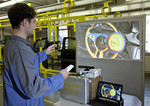 Opelaner lernen Autobau mit Spielekonsole.