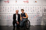 Parasportlerin des Jahres 2022: Anna-Lena Forster, Monoskifahrerin und Team-Toyota-Mitglied, mit Klaus Kroppa, Direktor Customer Experience & Network Quality von Toyota Deutschland.