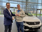Peter Jost (l.), Leiter Verkauf und Marketing von Volkswagen, übergibt Marvin Klöpper in der Autostadt den ersten VW T-Roc R.