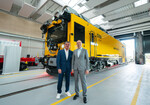 Peter Spuhler, Verwaltungsratspräsident Stadler Rail, und Johann Pluy, Vorstand der ÖBB-Infrastruktur AG, mit dem ersten Servicejet.