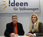 Pirka Falkenberg, Leiterin Ideenmanagement bei Volkswagen in Wolfsburg, und Betriebsratsmitglied Klaus Schneck stellten den Jahresbericht 2009 vor.