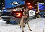 Polizeihund Keegan und der Ford Police Interceptor Utility.