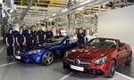 Produktionsstart im Mercedes-Benz-Werk Bremen: Paola Ferrara (rechts), Leiterin Montage Roadster, mit ihrem Team beim Bandablauf des neuen SL (blau) und des neuen SLC (rot). 