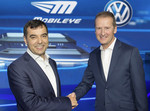 Prof. Amnon Shashua, Technischer Direktor sowie Vorsitzender von Mobileye (links) und Dr. Herbert Diess (rechts), Vorstandsvorsitzender der Marke Volkswagen. 