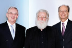 Prof. Dr. Martin Winterkorn, Vorstandsvorsitzender der Volkswagen AG, und  James Turrell sowie Hans Dieter Pötsch, Finanzvorstand der Volkswagen AG, bei der Übergabe des Lichtkunstwerks an das Kunstmuseum Wolfsburg. 
