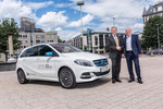 Prof. Dr. Thomas Weber übergibt Verkehrsminister Hermann seinen neuen Dienstwagen auf dem Stuttgarter Wilhelmsplatz: eine Mercedes-Benz B-Klasse Electric Drive.