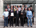 Prof. Peter Pleus, Vorsitzender der Geschäftsleitung Schaeffler Gruppe Automotive (Bildmitte), gibt den Porsche Supplier Award 2011 an das Team des Unternehmensbereichs Motorsysteme weiter.
