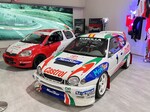 Public Opening in der Toyota Collection im Zeichen des Motorsports: Corolla WRC von 1997 und Yaris Cup Racer (l.).