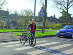 Radfahrer müssen absteigen, wenn sie einen Zebrastreifen benutzen, schließlich heißt der offizielll Fußgängerüberweg.