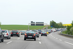 Rechts überholen ist in bestimmten Fällen erlaubt  –  zum Beispel bei Stau auf der Autobahn.