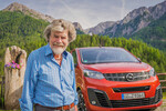 Reinhold Messner und Opel Zafira-e Life.