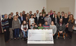 Schüler sowie Vertreter von sozialen Institutionen und Vereinen der Region Hannover erhalten einen Scheck von der Belegschaft des VW-Werks Hannover. 