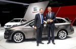 Seat Forschungs-Vorstand Dr. Matthias Rabe nimmt Euro NCAP Advanced-Auszeichnungen auf der IAA 2013 entgegen.