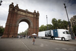 Seat setzt einen umgebauten Truck für Motorsportwettbewerbe in Barcelona als mobiles Impfzentrum ein.  