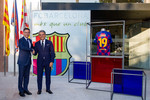 Seat-Vorstandsvorsitzender und Cupra-Aufsichtsratsvorsitzender Luca de Meo (r.) und FC-Barcelona-Präsident des FC Barcelona Josep Maria Bartomeu besiegeln die Partnerschaft zwischen dem Autohersteller und dem Fußballclub. 