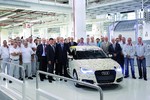Seit Mai 2010 fertigt Audi am Standort Brüssel den Audi A1. Nun lief das 100 000ste Automobil vom Band. Alle 2400 Mitarbeiter des belgischen Standorts haben sich mit ihren Unterschriften auf dem Jubiläums-A1 verewigt.