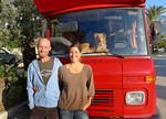 Sendung „„Mein Zuhause hat vier Räder – Im Wohnmobil durch Europa“: Nima Ashoff und Steve Meßmer in Griechenland vor ihrem Wohnmobil.