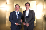 Skoda erhielt nach 2019 zum zweiten Mal den „Automobil Award Autohandel“ bei den Volumenmarken (von links): Thomas Peckruhn, Vorsitzender des Skoda-Händlerverbands, und Vertriebsleiter Peter Kühl nahmen den Preis entgegen. 