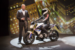 Stephan Schaller, Leiter der BMW-Motorradabteilung, präsentiert die G 310 R.