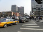 Straßenverkehr in Peking.