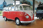 T1 „Samba“-Bus „Renate“ im VW Nutzfahrzeuge Pavillon der Autostadt. 