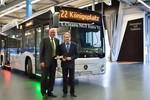 Tammo Voigt, Leiter Verkauf ÖPNV Großflotte Mercedes-Benz Omnibusse, übergab den ersten Gasbus der Euro VI-Baureihe an Ernst Schäfer, Leiter der Omnibuswerkstätten Stadtwerke Augsburg. 