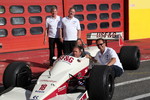 Team-FNT-Geschäftsführer Wolfgang Huter, Firmengründer Harald Fuchs und Rennfahrer-Legende Jochen Mass im Arrows sowie Solitude-GmbH-Geschäftsführer Tobias Aichele.