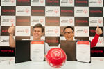 Timothy Shriver, Chairman Special Olympics, und Toyota-Präsident Akio Toyoda unterzeichnen die neue Partnerschaft.
