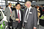 Toshiaki Yasuda, Präsident von Toyota Deutschland, und Autohaus-Geschäftsführer Erwin Ehret (rechts).