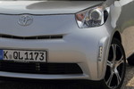 Toyota iQ mit LED-Tagfahrleuchten.