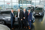 Toyota ist offizieller Partner der deutschen Olympiamannschaft (v.l.): Michael Heise (Toyota Deutschland), Dr. Michael Vesper und Thomas Arnold vom DOSB sowie Alexander Nix (Autohaus Nix).