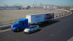 Toyota Mirai und auf Wasserstoffantrieb umgerüsteter Kenworth Glider im Hafen von Long Beach.