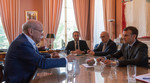 Treffen in Paris anlässlich der 500-Millionen-Euro-Investition in das Smart-Werk in Hambach: Daimler-Vorstandsvorsitzender Dr. Dieter Zetsche (links) und Frankreichs Präsident Emmanuel Macron (r.).