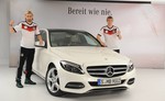 TV-Spot „Bereit wie nie” von Mercedes-Benz und DFB: Marcel Schmelzer (l.) und Toni Kroos mit der C-Klasse.
