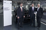 Übergabe des achtmillionsten in Dingolfing produzierten BMW (von rechts): Karsten Engel (Leiter Vertrieb Deutschland der BMW Group), Großkunde Olaf Piepenbrock und Werksleiter Wolfgang Stadler.