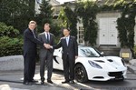 Übergabe des Lotus Elise R (v.l.): der britsche Botschafter David Warren, Lotus-Chef Dany Bahar und Toyota-Präsident Akio Toyoda.