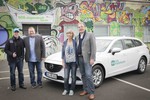 Übergabe des Mazda6 an das SOS-Kinderdorf in Düsseldorf (v.l.): Markenbotschafter Joey Kelly, Einrichtungsleiter Herbert Stauber, Flüchtlingslotsin Ulrike Sennhenn und Mazda-GeschäftsführerJosef A. Schmid.