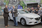 Übergabe des Mazda6 an die SOS-Kinder- und Jugendhilfen Düsseldorf (von links): Mazda-Geschäftsführer Josef A. Schmid und Einrichtungsleiter Herbert Stauber.