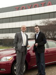 Ulrich Selzer, Geschäftsführer von Toyota Deutschland übergibt einen Lexus GS300 an Heiner Brand.