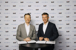 Unterzeichneten den Vertrag über die Lieferung von bis zu 250.000 Autos: Stellantis-Europachef Uwe Hochgeschurtz (links) und Vinzenz Pflanz, Chief Business Officer von Sixt.
