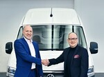 Vereinbaren die Lieferung von 6000 Crafter Kastenwagen: Hymer-Chef Alexander Leopold und VWN-Vetriebs- und Marketingvorstand Lars Krause (rechts).